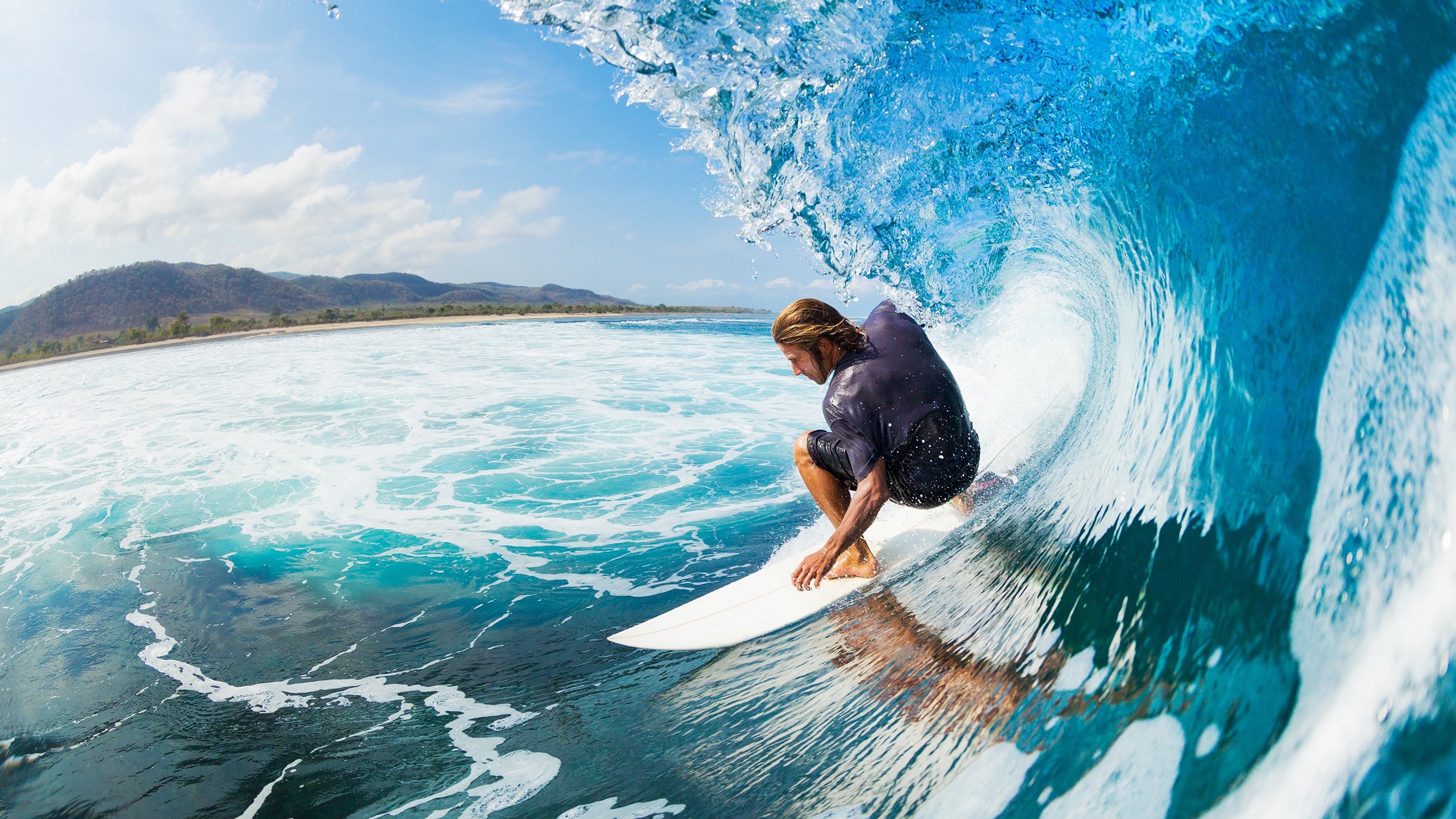 “东安湖体育公园：水上龙舟赛事考验团队协作与速度”